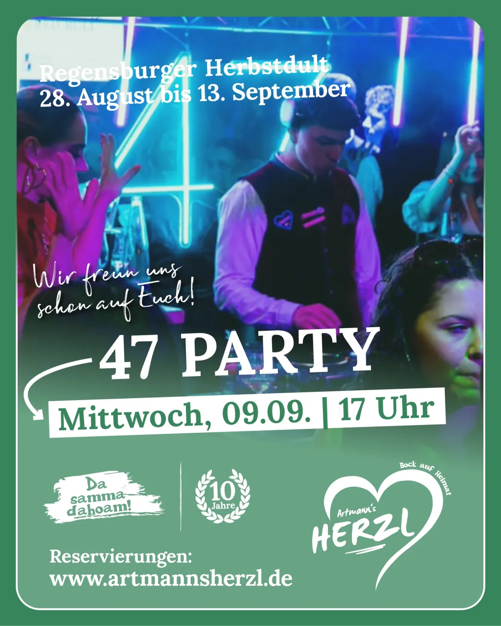 Plakat für die 47 Party am Mittwoch, 09.09. um 17 Uhr: DJ mit Kopfhörern am Pult, dahinter tanzende Gäste im Neonlicht