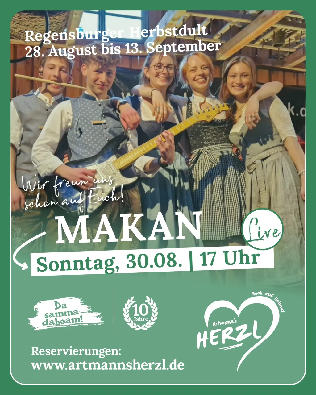 Plakat für Makan live am Sonntag, 30.08. um 17 Uhr: fünf junge Leute in Tracht in einer Scheune, einer mit E-Gitarre