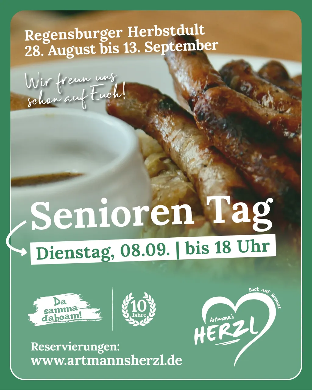 Plakat für den Senioren Tag am Dienstag, 08.09. bis 18 Uhr: zwei Bratwürste auf Sauerkraut, daneben ein Schälchen Senf