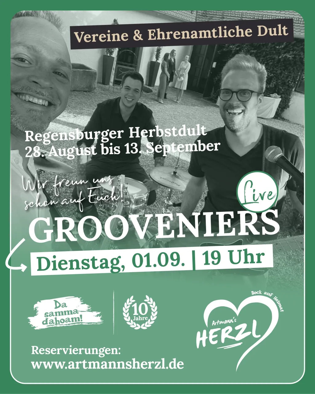 Plakat für die Grooveniers live am Dienstag, 01.09. um 19 Uhr zur Dult der Vereine und Ehrenamtlichen: Selfie von drei Musikern mit Schlagzeug und Mikrofon