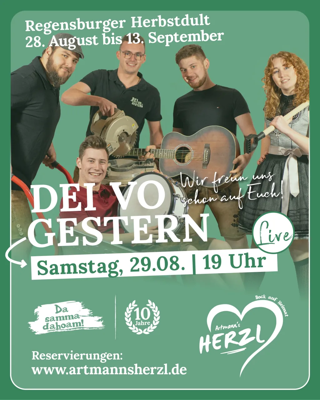 Plakat für Dei vo Gestern live am Samstag, 29.08. um 19 Uhr: fünf Bandmitglieder mit Werkzeug und Instrumenten, darunter Kappsäge, Gitarre und Rohrzange