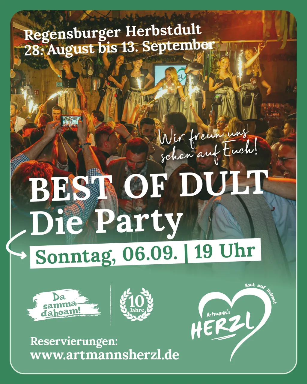 Plakat für Best of Dult, die Party am Sonntag, 06.09. um 19 Uhr: Bedienungen im Dirndl halten Wunderkerzen über die tanzende Menge