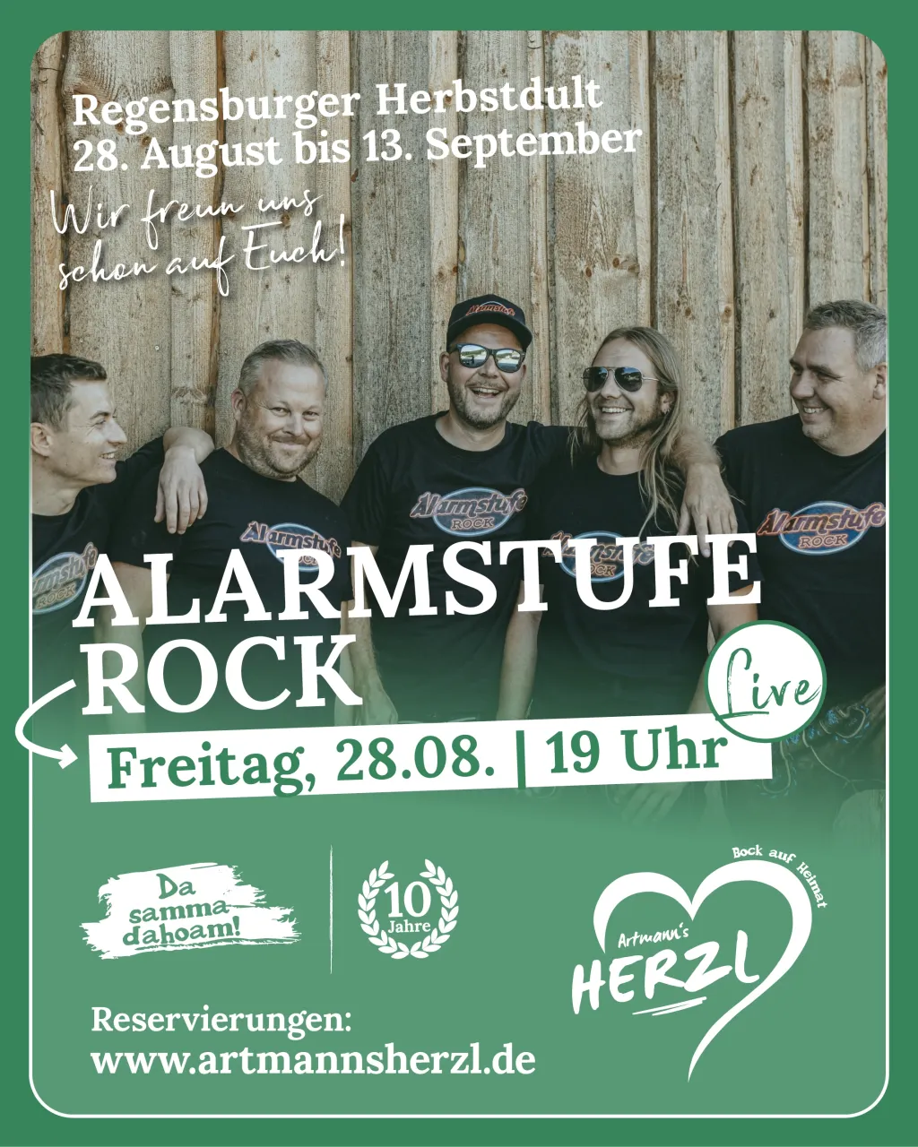 Plakat für Alarmstufe Rock live am Freitag, 28.08. um 19 Uhr: fünf Bandmitglieder in schwarzen T-Shirts mit Bandlogo vor einer Holzwand