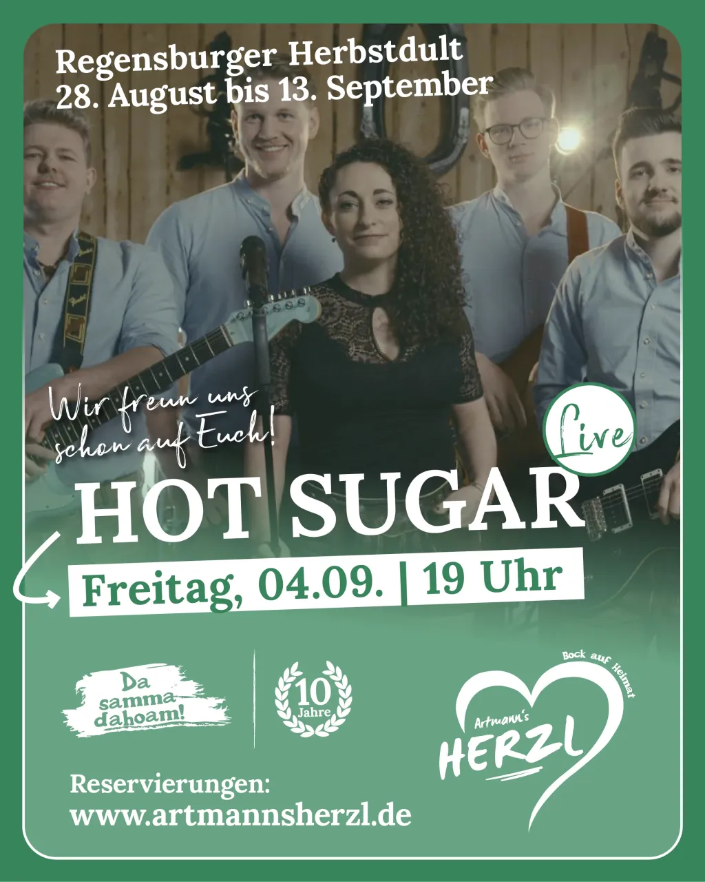 Plakat für Hot Sugar live am Freitag, 04.09. um 19 Uhr: Sängerin in Schwarz am Mikrofon, dahinter vier Musiker in hellblauen Hemden