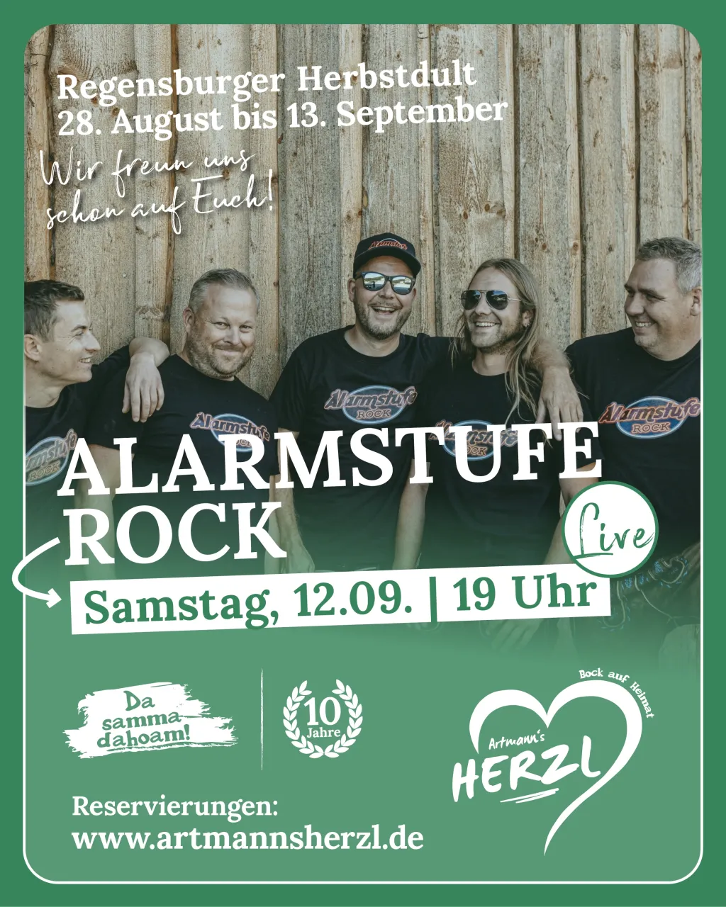 Plakat für Alarmstufe Rock live am Samstag, 12.09. um 19 Uhr: fünf Bandmitglieder in schwarzen T-Shirts mit Bandlogo vor einer Holzwand