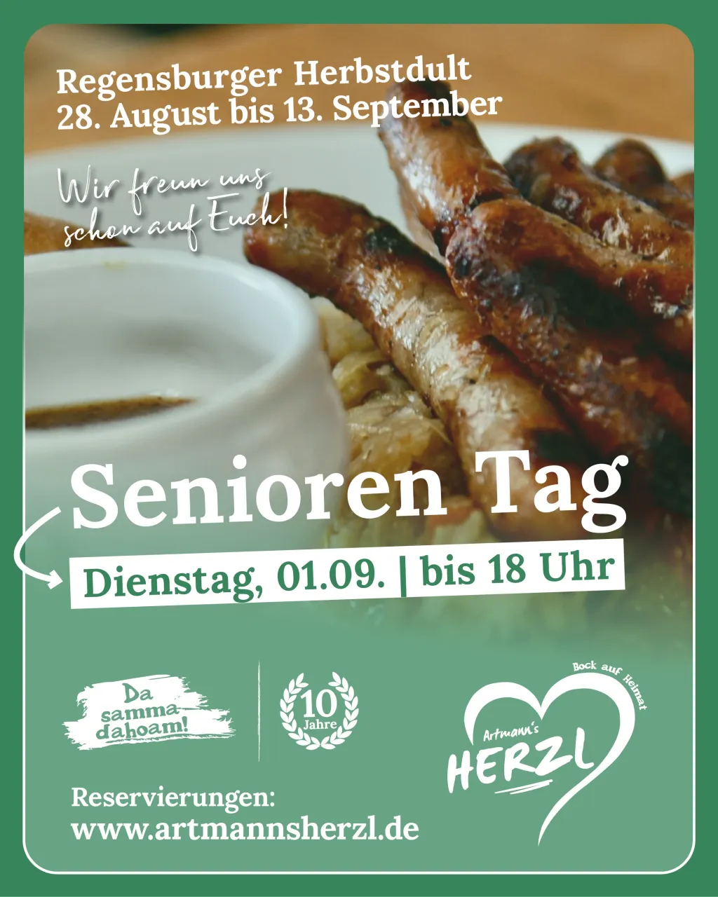 Plakat für den Senioren Tag am Dienstag, 01.09. bis 18 Uhr: zwei Bratwürste auf Sauerkraut, daneben ein Schälchen Senf