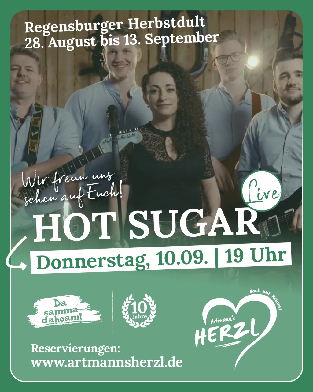 Plakat für Hot Sugar live am Donnerstag, 10.09. um 19 Uhr: Sängerin in Schwarz am Mikrofon, dahinter vier Musiker in hellblauen Hemden