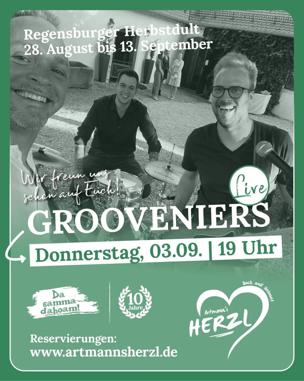 Plakat für die Grooveniers live am Donnerstag, 03.09. um 19 Uhr: Selfie von drei Musikern mit Schlagzeug und Mikrofon
