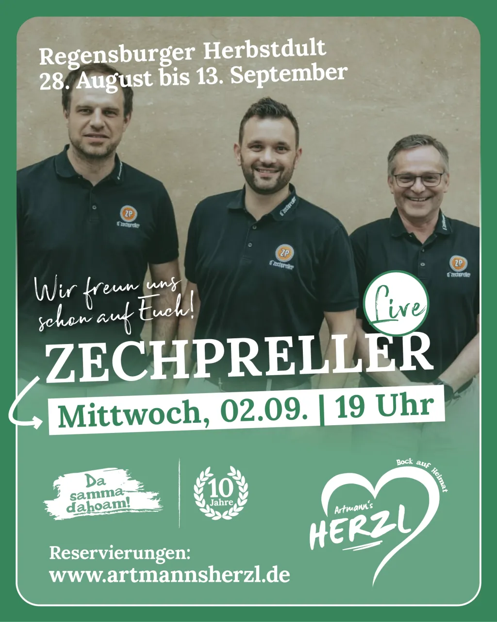 Plakat für die Zechpreller live am Mittwoch, 02.09. um 19 Uhr: drei Männer in dunklen Poloshirts mit Bandlogo vor heller Wand