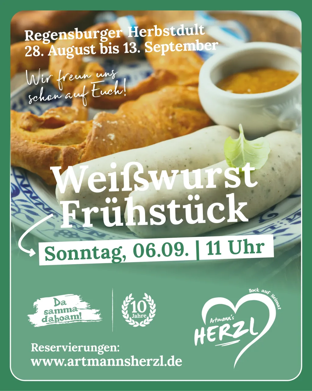 Plakat für das Weißwurst Frühstück am Sonntag, 06.09. um 11 Uhr: zwei Weißwürste auf einem Teller mit Zwiebelmuster, dazu Brezn und Senf