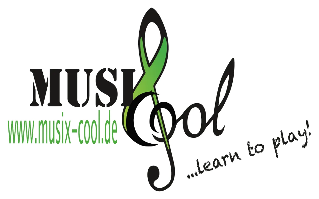 Logo von MusiXcool: Schriftzug mit grünem Notenschlüssel und Slogan „…learn to play!“