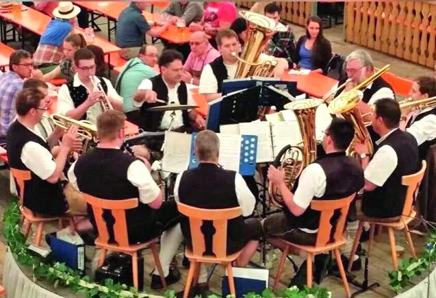 Bacherl-Musikanten in Tracht spielen sitzend mit Notenständern im Festzelt