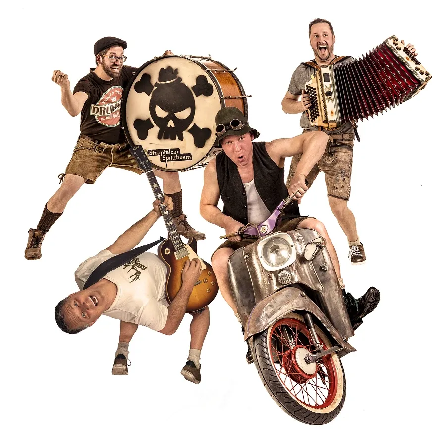 Drei Musiker der Stoapfälzer Spitzbuam mit Akkordeon, Bass und großer Trommel mit Totenkopf