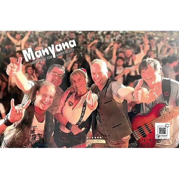 Fünf Musiker der Band Manyana zeigen jubelnd Daumen hoch vor Publikumsmenge