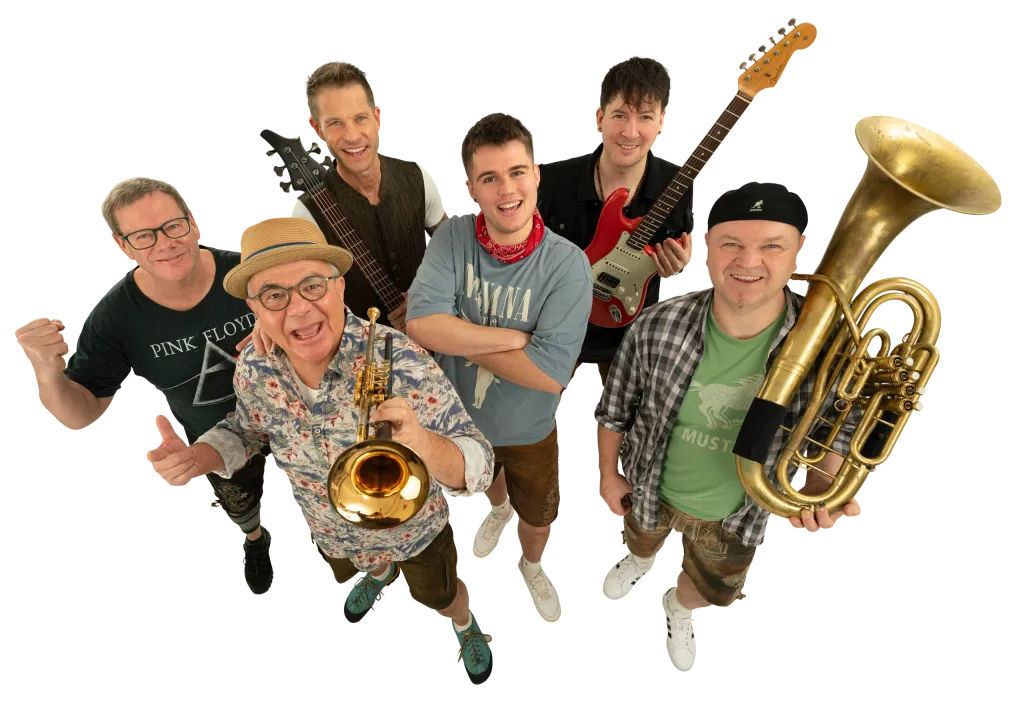 Sechsköpfige Band Grumis mit Tuba, Bass und Gitarre aus der Vogelperspektive