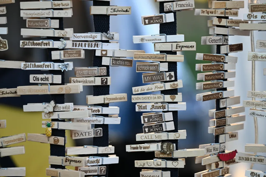 Wäscheklammern mit lustigen Sprüchen als bayerische Mitbringsel am Stand