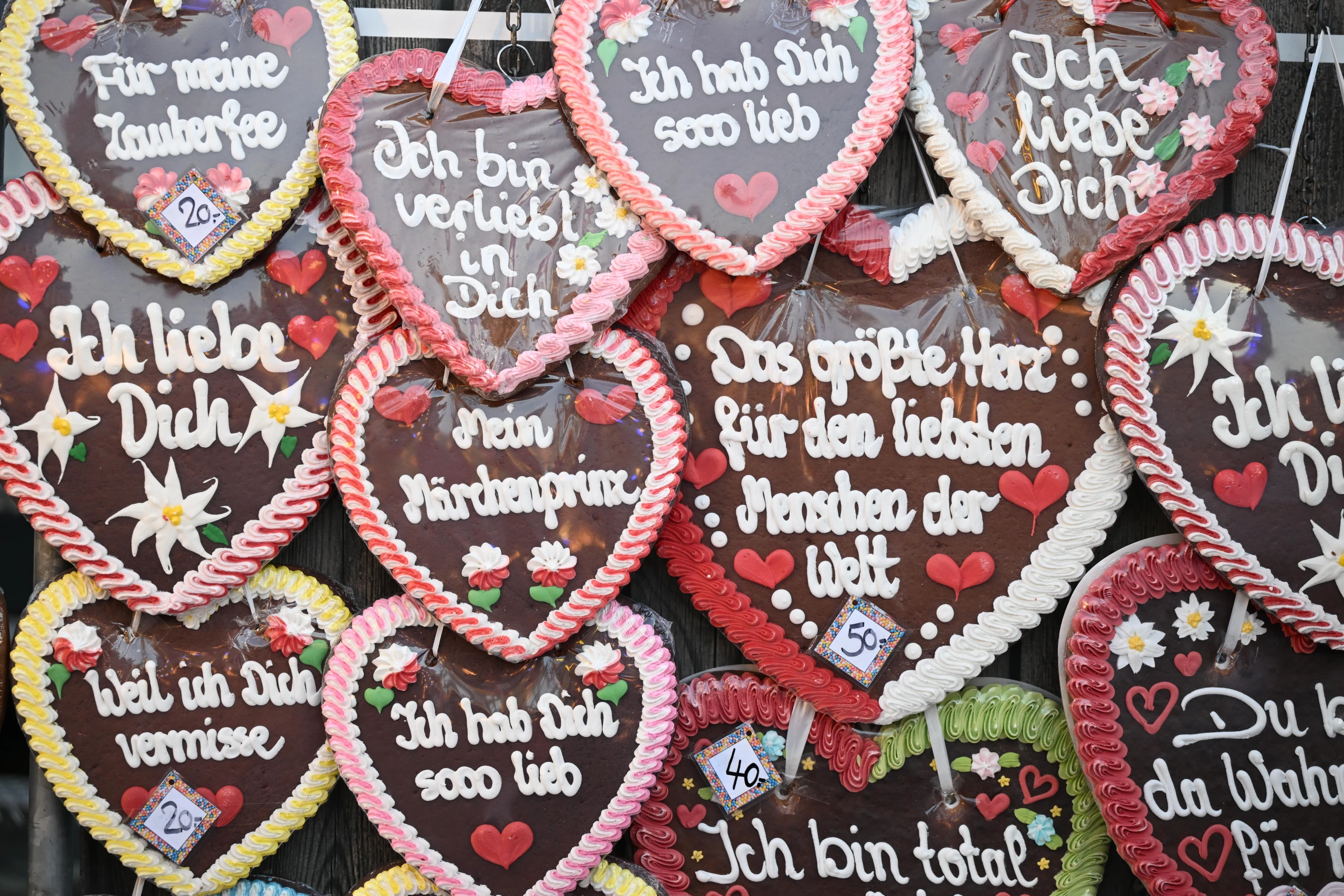 Lebkuchenherzen mit Liebesbotschaften wie „Ich liebe dich“ am Marktstand