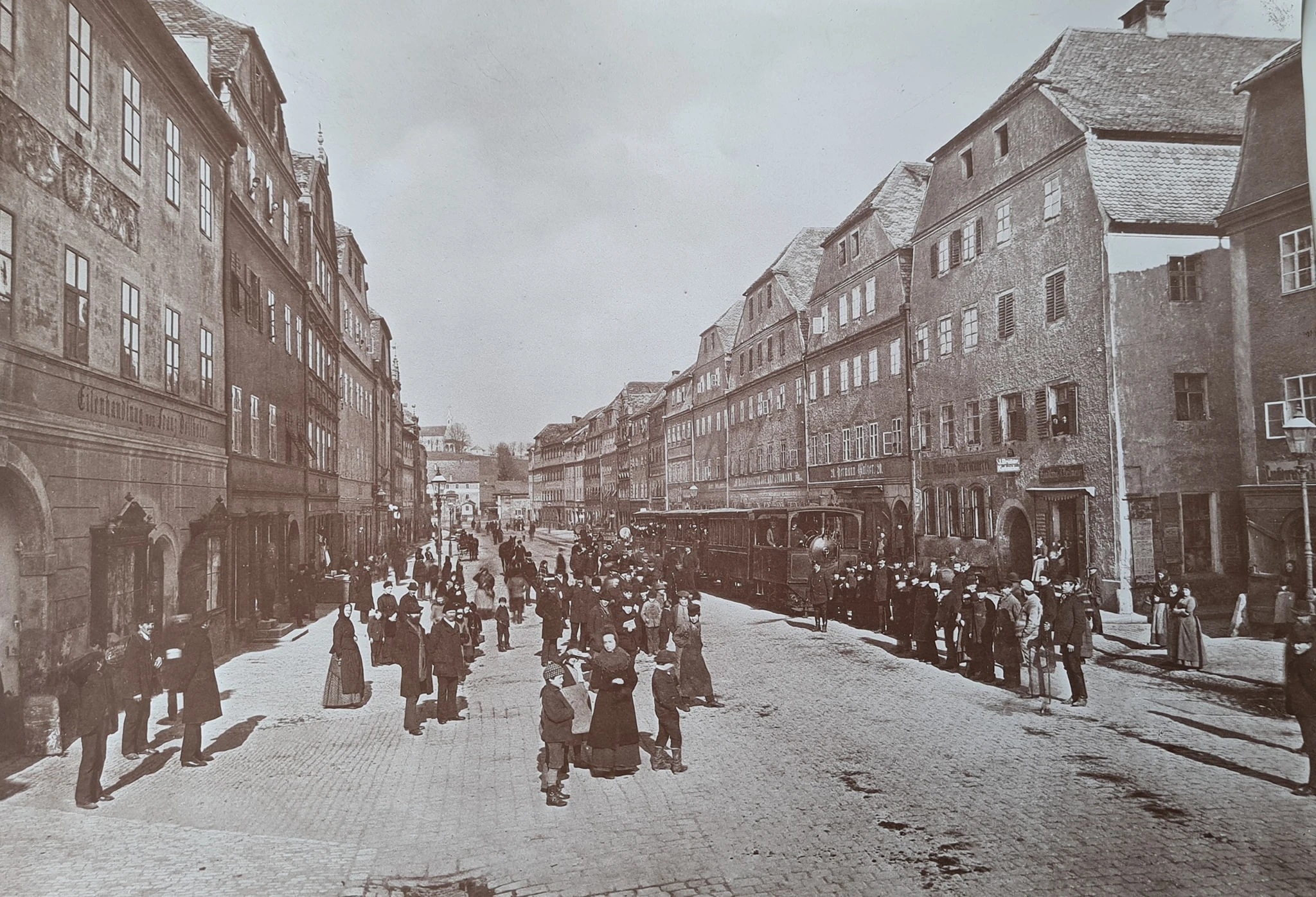 Historische Aufnahme von Stadtamhof mit Blick nach Norden und der schmalspurigen Walhallabahn