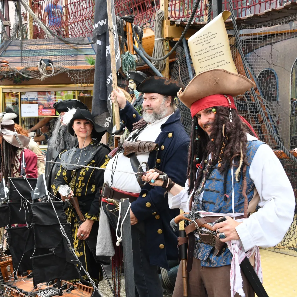 Piraten-Schaubude mit kostümierten Darstellern in Dreispitz und Lederwams
