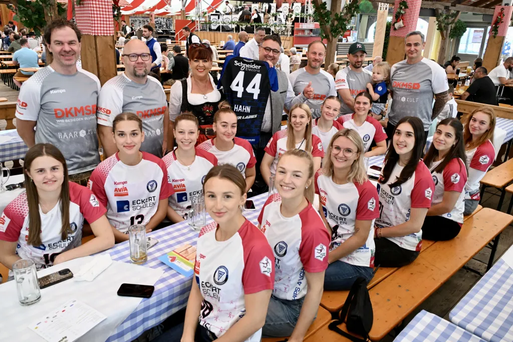 Damenmannschaft des ESV 1927 Regensburg in weiß-roten Trikots im Hahnzelt