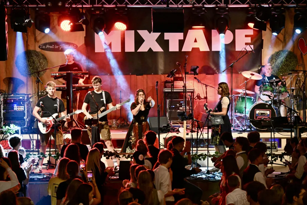 Band Mixtape auf der Hahn Zelt-Bühne mit Sängerin, Gitarristen und Schlagzeuger