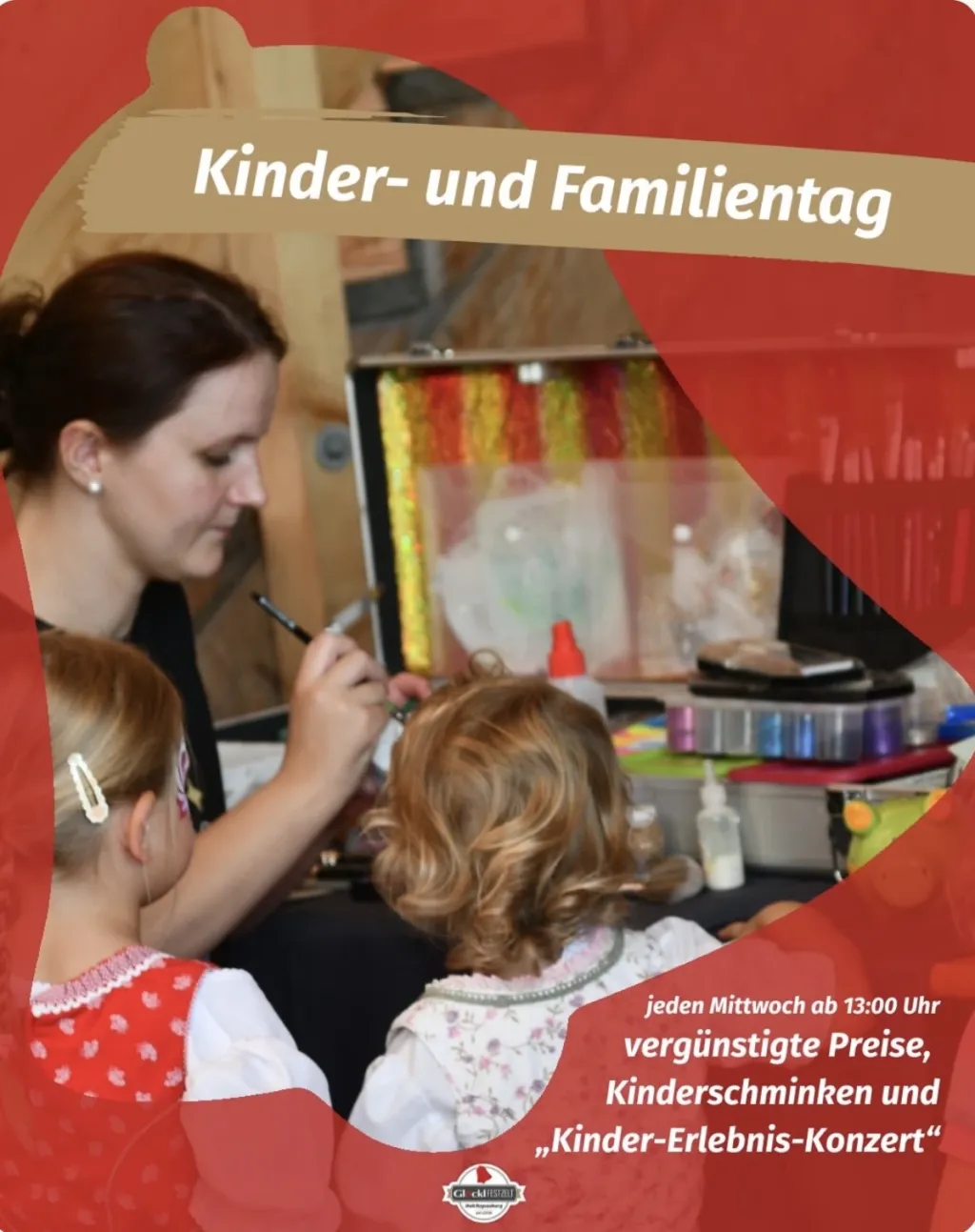 Ankündigung Kinder- und Familientag: Frau schminkt zwei Kinder am Stand, mit Kinderschminken