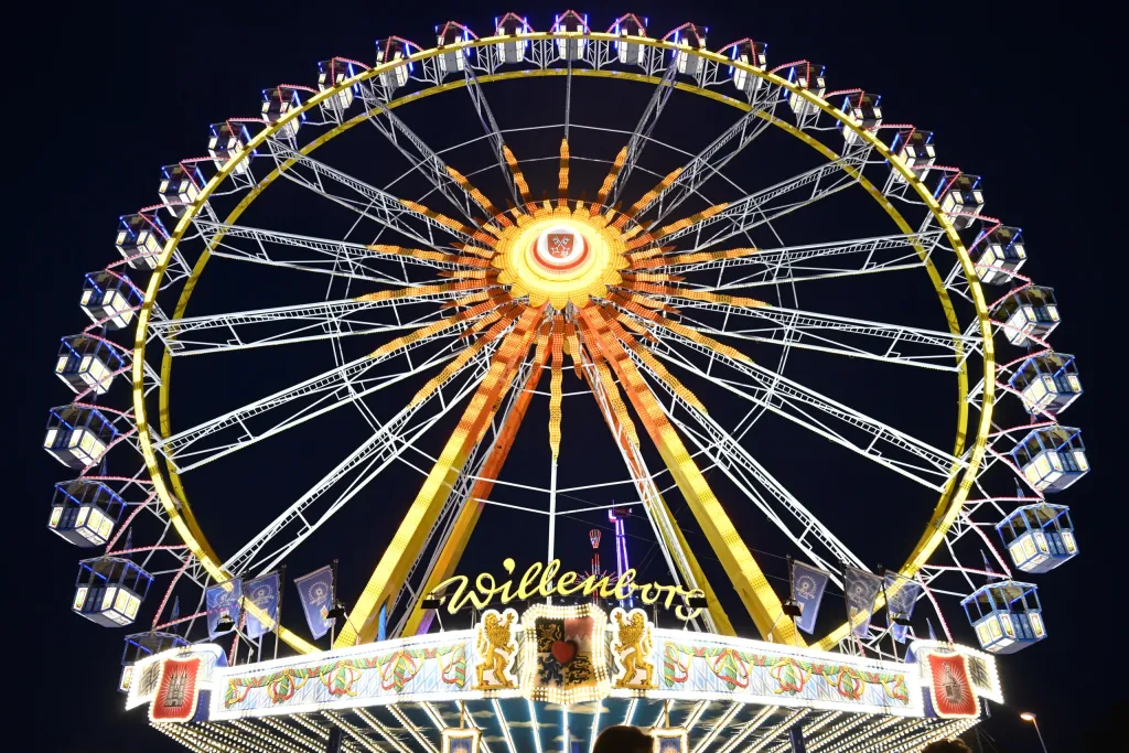 Beleuchtetes Willenborg-Riesenrad vor schwarzem Nachthimmel