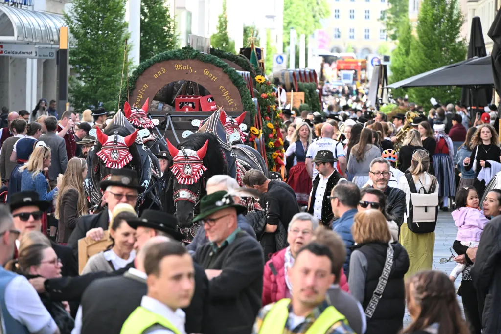 Kutsche mit Schwarzpferden und Trachtenträgern beim Festzug zur Maidult-Eröffnung