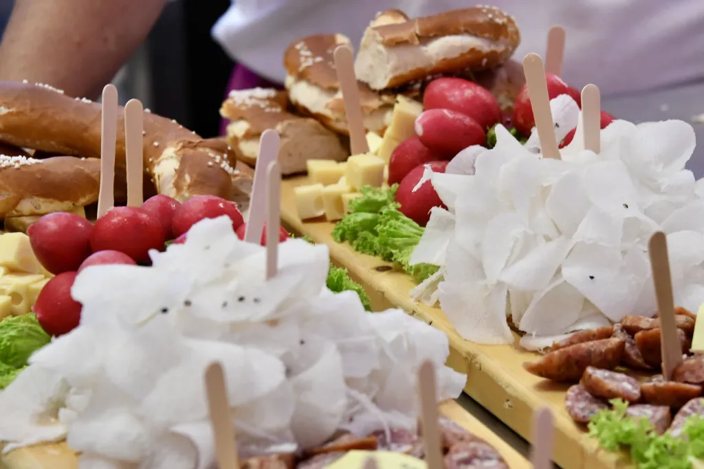 Brotzeitbretter mit Brezen, Radieserl, Käse, Wurst und Rettich-Garnitur