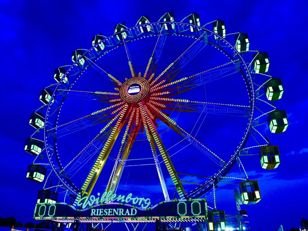 Beleuchtetes Willenborg-Riesenrad vor tiefblauem Nachthimmel auf der Herbstdult