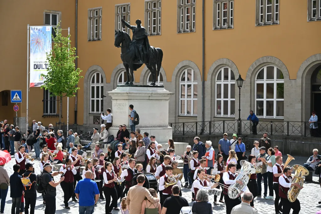 Blaskapelle in Tracht spielt vor Reiterstandbild auf dem Domplatz