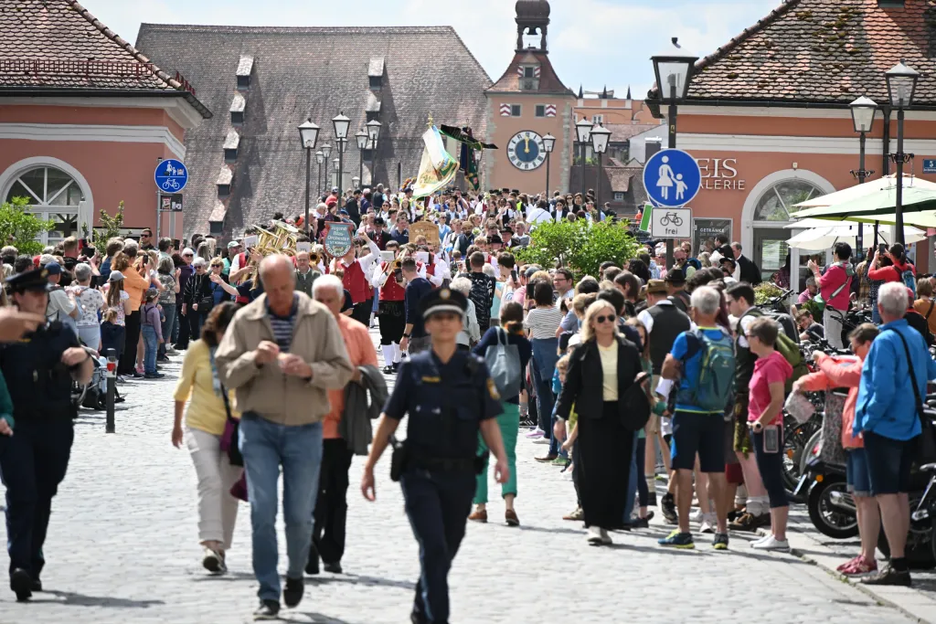 Festzug mit Trachtenträgern und Polizistin auf dem Vorplatz vor Salzstadel