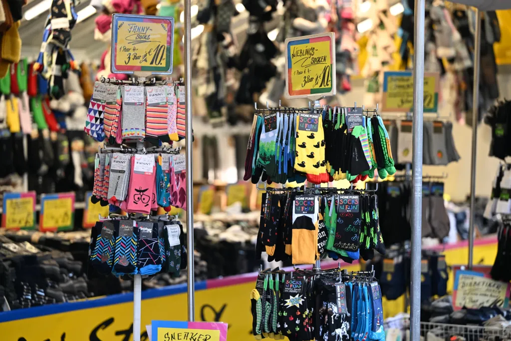 Bunte Sockenständer mit Funny-Socks-Angeboten am Verkaufsstand auf der Dult