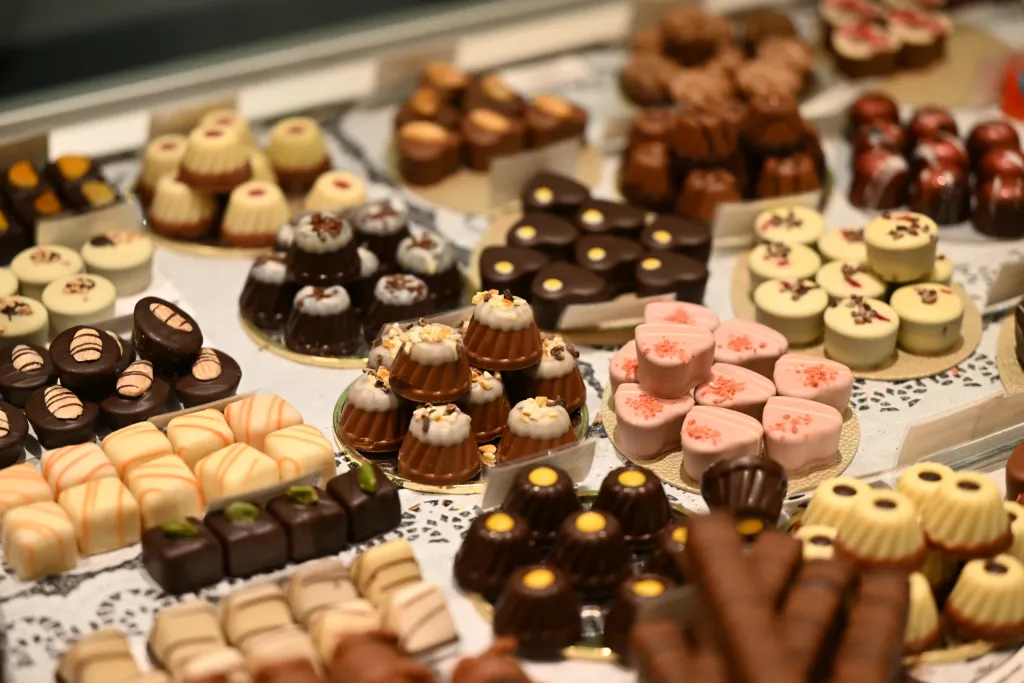 Glasvitrine mit bunter Auslage an handgemachten Pralinen und Konfekt am Süßwarenstand