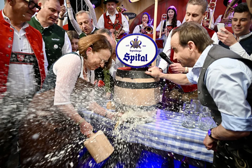 Bieranstich am Spital-Fass im Festzelt, spritzendes Bier vor Blaskapelle