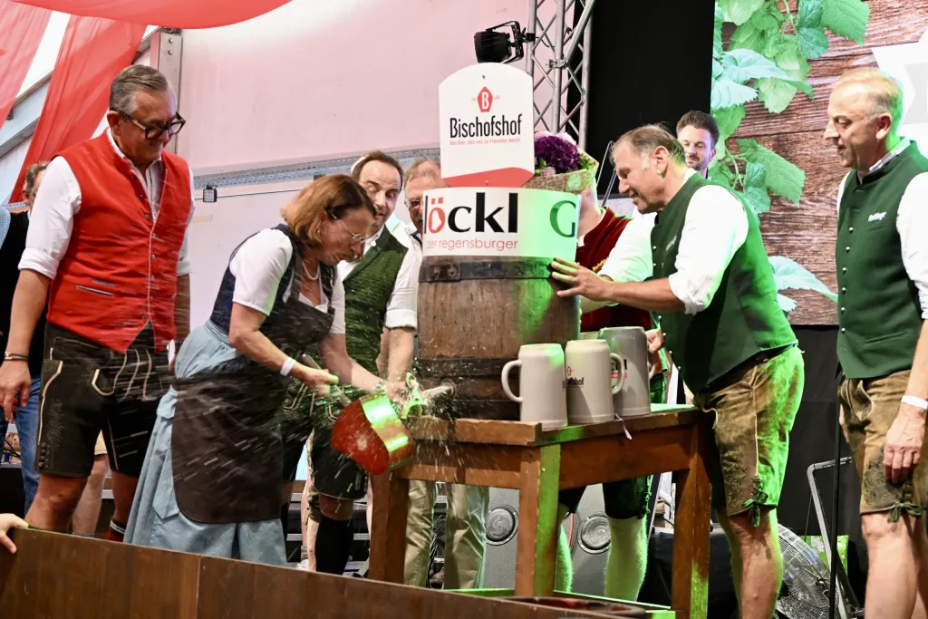 Bieranstich mit Schlägel und Zapfhahn am Fass auf der Bühne im Festzelt