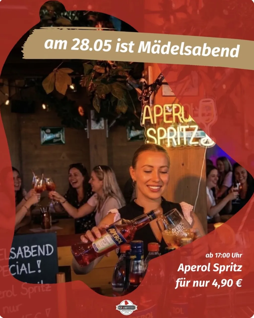 Mädelsabend am 28.05.: Servicekraft schenkt Aperol Spritz ein, feiernde Frauen im Hintergrund