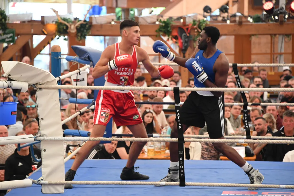 Boxkampf im Ring mit Boxer in roter Hose Mittelfranken gegen Boxer in Blau