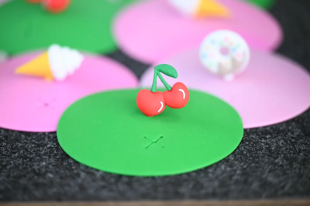 Bunte Silikon-Deckel mit Kirschen, Donut und Eistüten als Trinkglas-Verschlüsse im Detail