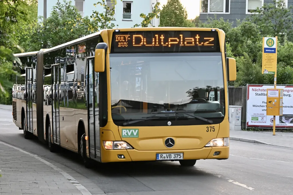 Gelber Gelenkbus mit Anzeige Dultplatz an Haltestelle der RVV-Linie zur Dult