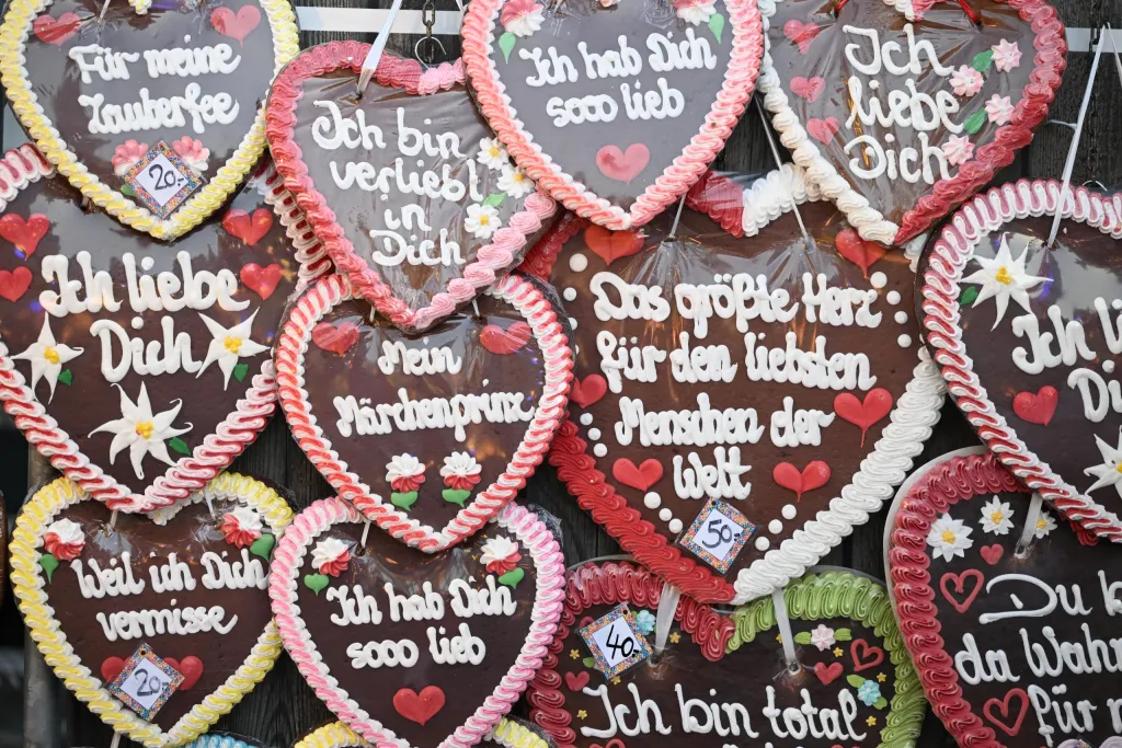 Verzierte Lebkuchenherzen mit Liebesgrüßen hängen am Marktstand